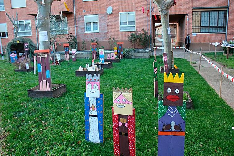 Regalo hecho con caja del hospital, homenaje a los sanitarios. |  | FOTOS: CASAMAR