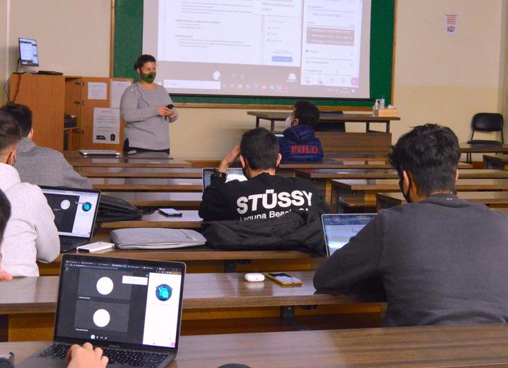 Un profesor imparte una clase en la Universidad Pontificia de Salamanca