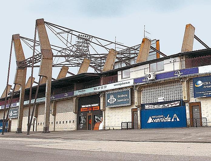 Los jugadores fueron increpados en el exterior del estadio.
