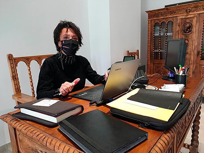 Luisa de Paz ayer en su despacho de la Alcaldía de Vitigudino.