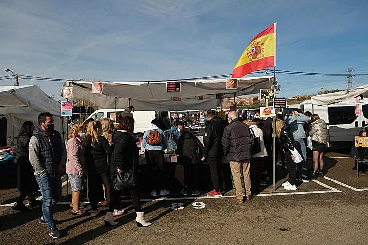 El Rastro sigue siendo una parada habitual para los salmantinos