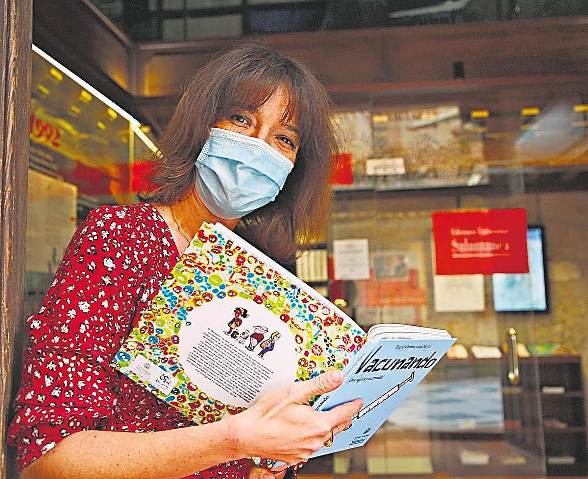 Raquel Carnero, en la librería de Ediciones Universidad de Salamanca.