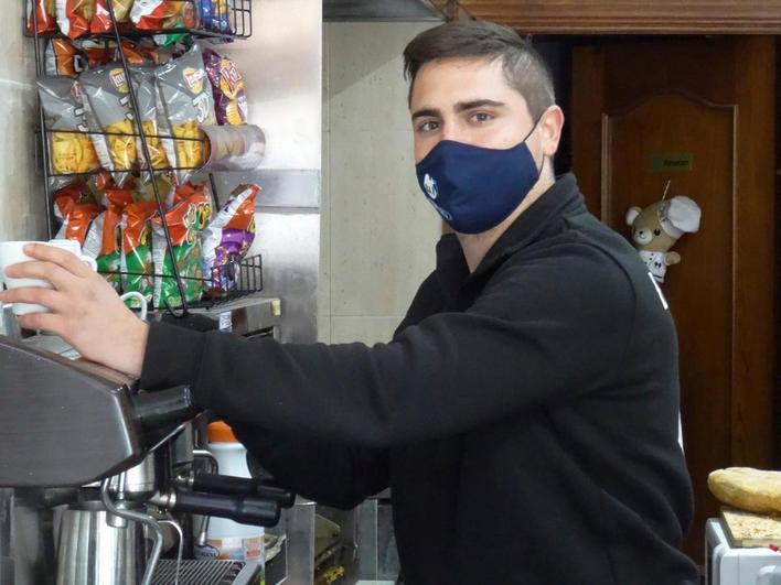 El hostelero Alberto Garrido sirviendo un café en su bar del barrio de Capuchinos