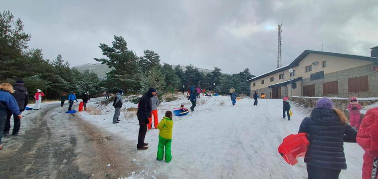 Gente que se ha acercado este domingo a la zona de El Travieso para disfrutar de la nieve.