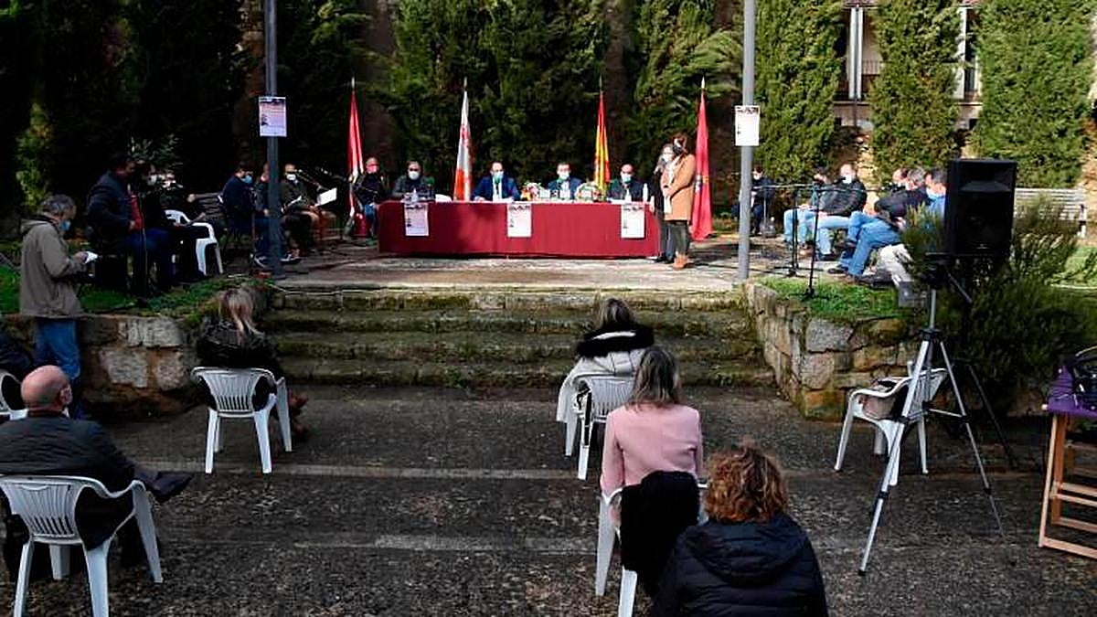 El alcalde, Marcos Iglesias, y el diputado Julián Barrera, presidieron en Miróbriga la Lonja de porcino de la XXI Feria de San Andrés.