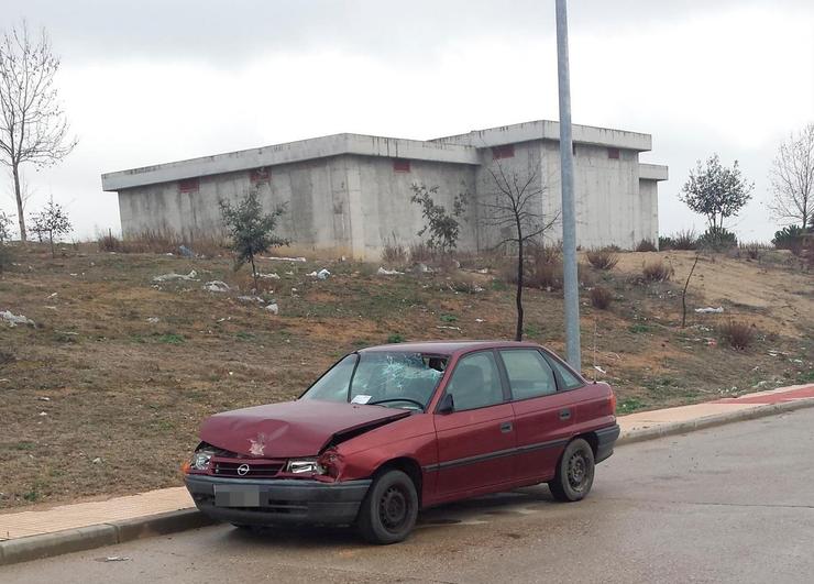 Un vehículo abandonado en una calle del polígono de Los Villares.