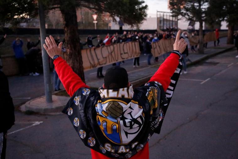 Los peñistas se concentran contra Lovato.