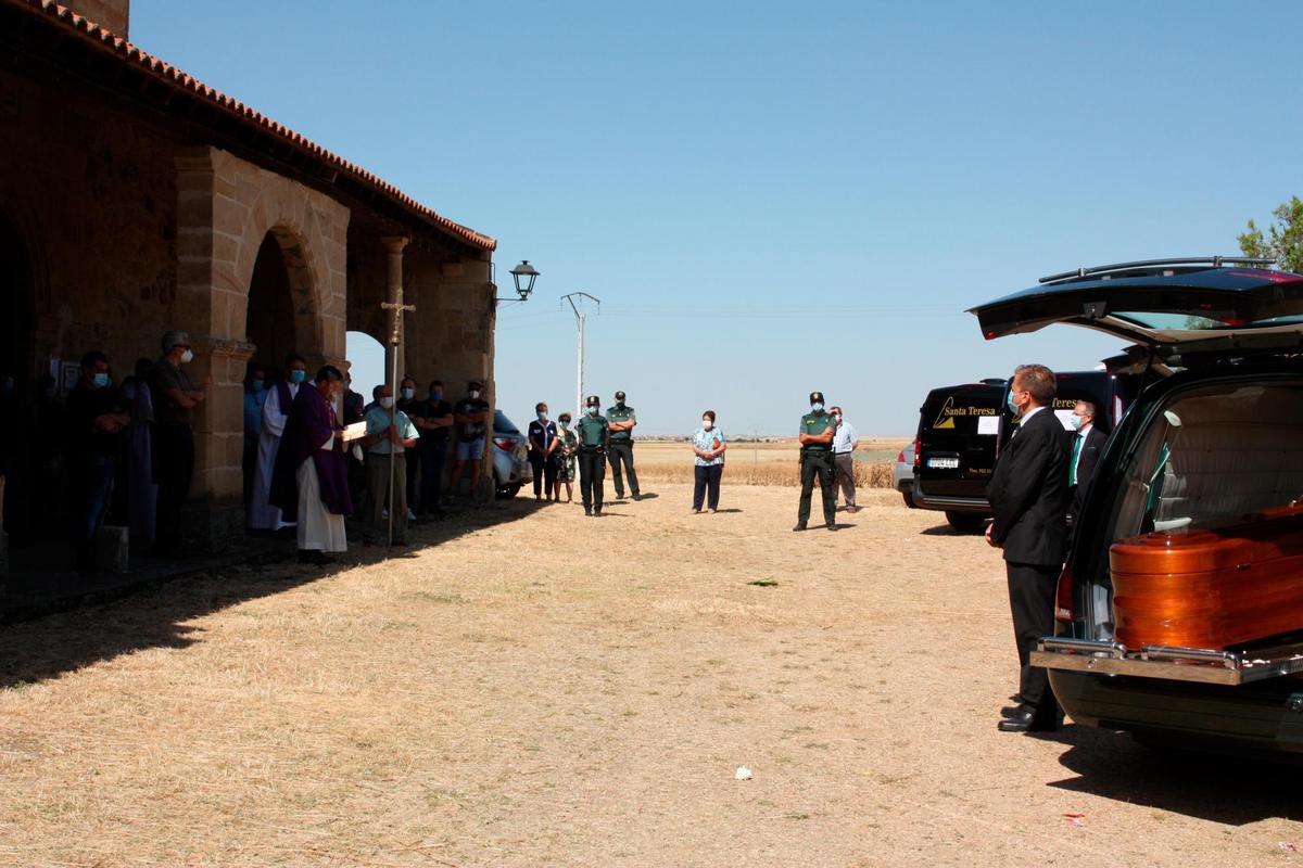 Un momento del funeral de las tres vecinas, que recibieron un emotivo adiós.