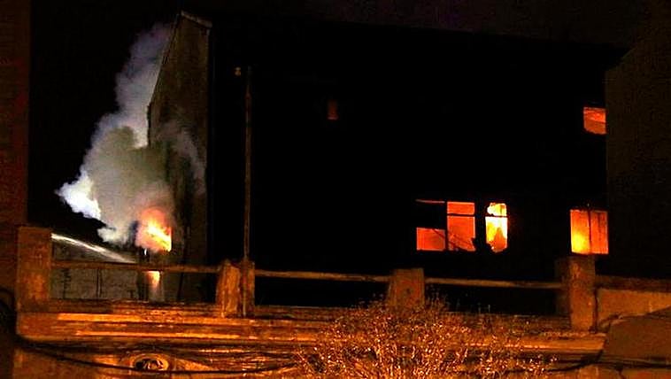 Nave incendiada en Badalona.