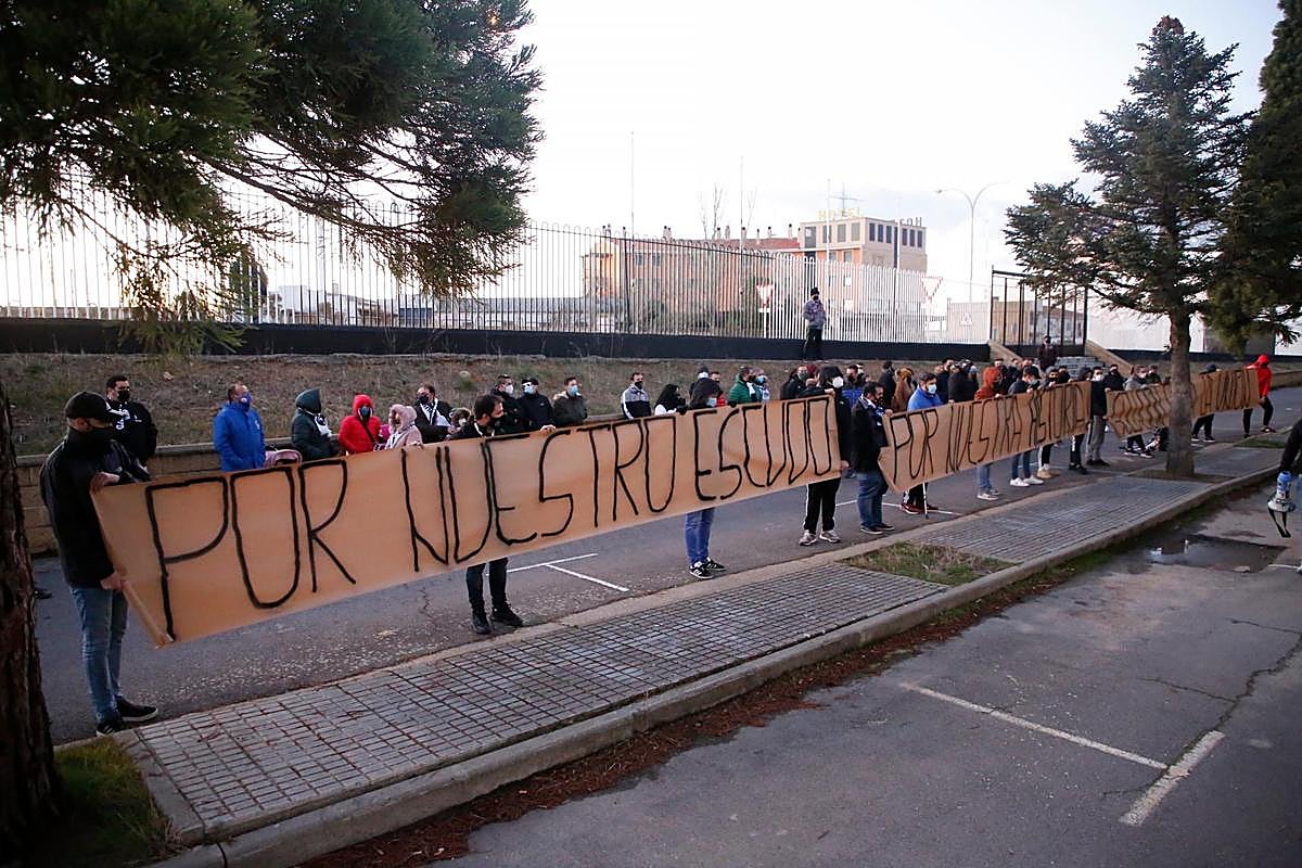 Protesta de los peñistas contra Lovato.