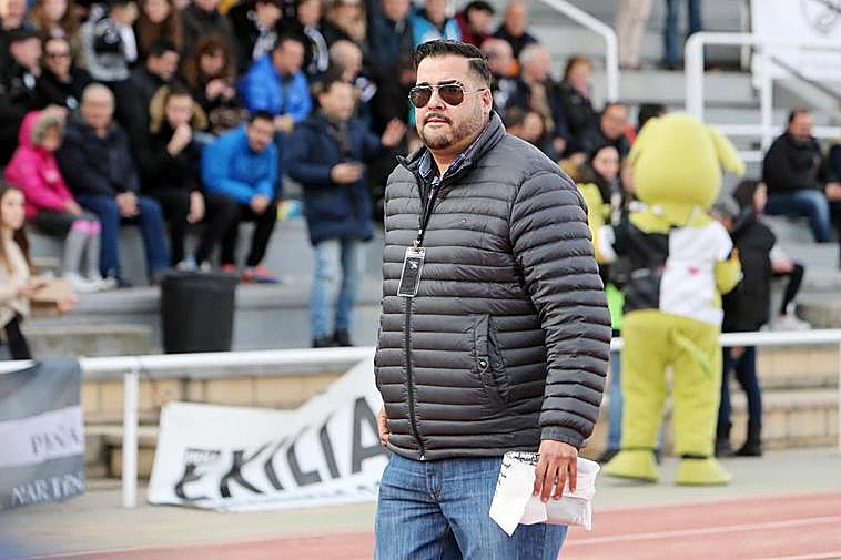 Miguel Ángel Sandoval en el último derbi en Las Pistas.