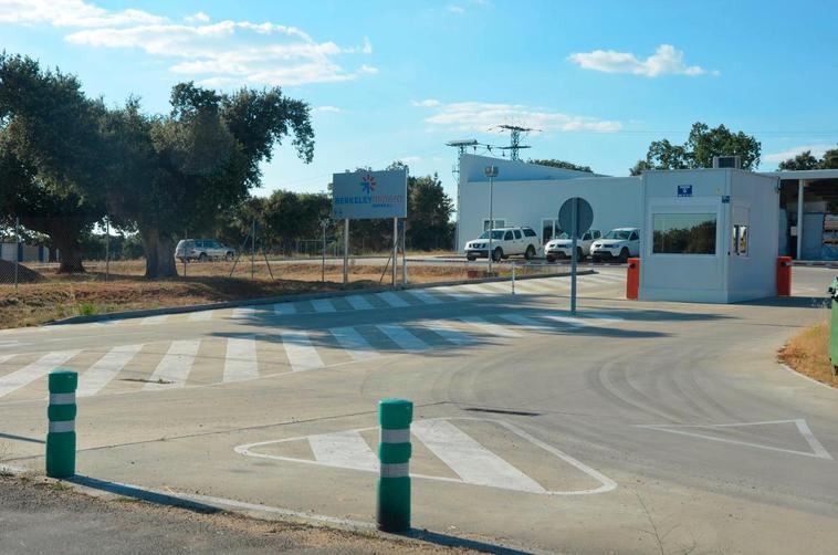 Entrada a las instalaciones de Berkeley en Retortillo