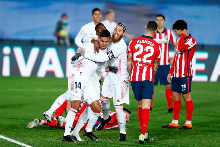 Los jugadores del Madrid celebran el primer tanto del conjunto blanco.