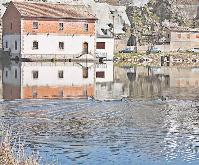 La Casa Molino de Alba, ubicada a orillas del río Tormes