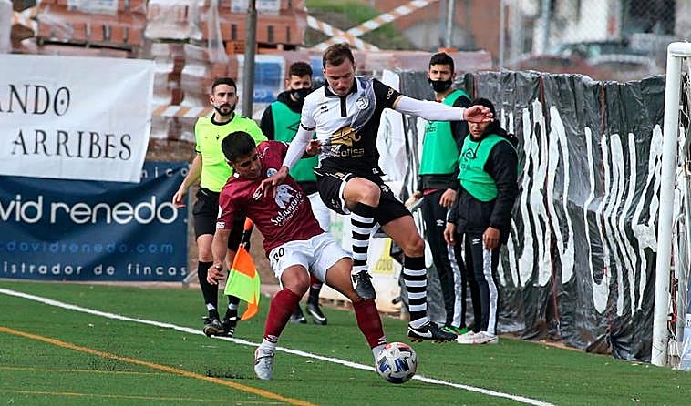 Un jugador del Unionistas salva una entrada de Telles en el Reina Sofía