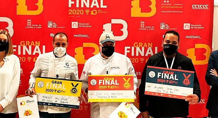 Marcos del Valle (a la izquierda) recogiendo su galardón