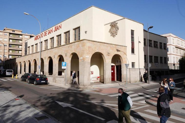 El Mercado de San Juan visto de la plaza de Julián Sánchez “El Charro”.