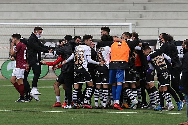 Jugadores y cuerpo técnico del Unionistas celebran la victoria en el derbi.