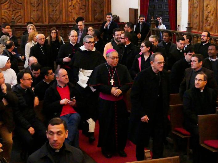 Bernardito Auza (con caquete morado) durante su visita a la Universidad Pontificia el pasado mes de febrero.