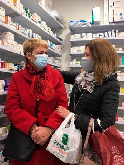 Valle con María Jesús, su asistente personal, comprando en la farmacia.