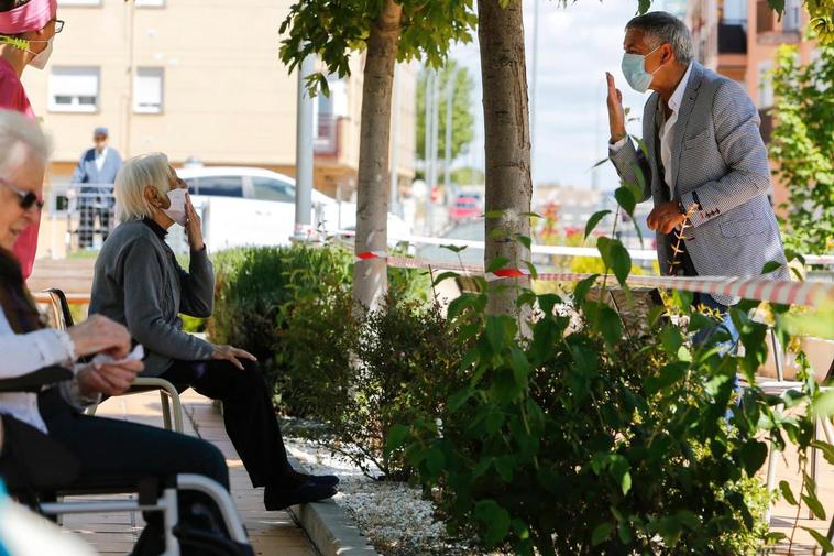 Un hijo manda un beso a su madre durante los primeros encuentros sin contacto que se produjeron tras el verano.