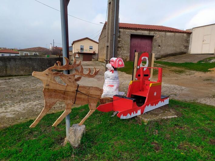 Original trineo y “Photocall” de Papá Noel a la entrada de la localidad.