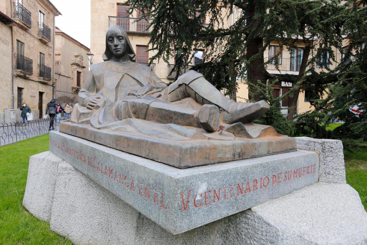 Salamanca recuerda al príncipe Juan con una escultura de Agustín Casillas situada en la plaza de Monterrey.