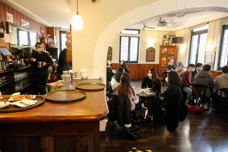 Cliente en el interior de un bar salmantino.