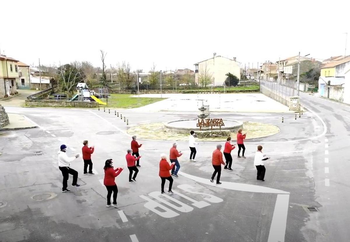 Los habitantes de La Zarza de Pumareda bailan al ritmo de ‘Jerusalema’