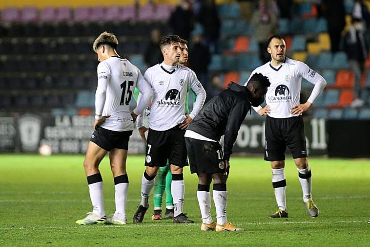 Jugadores del Salamanca tras una derrota esta temporada.