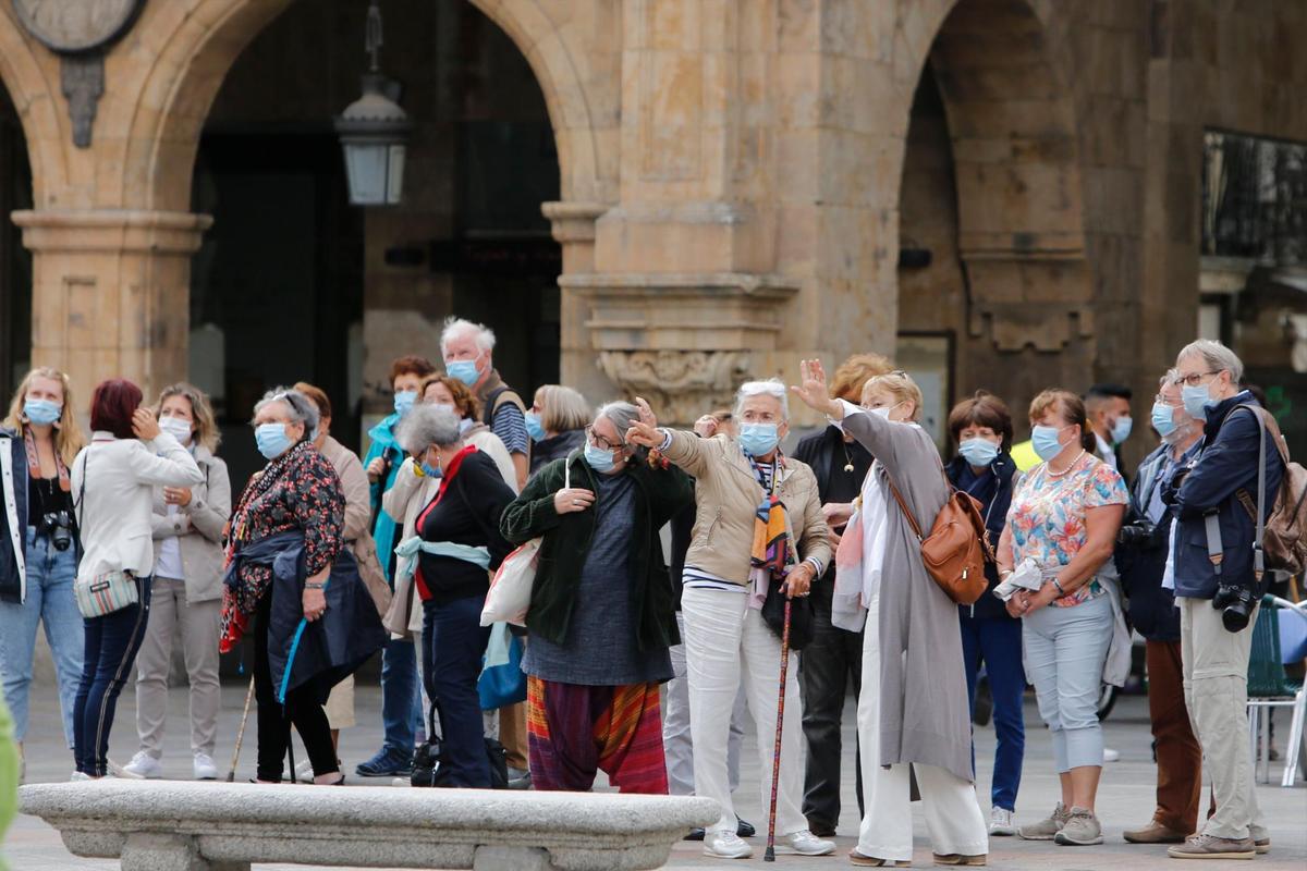 Un grupo de turistas en la Plaza Mayor.