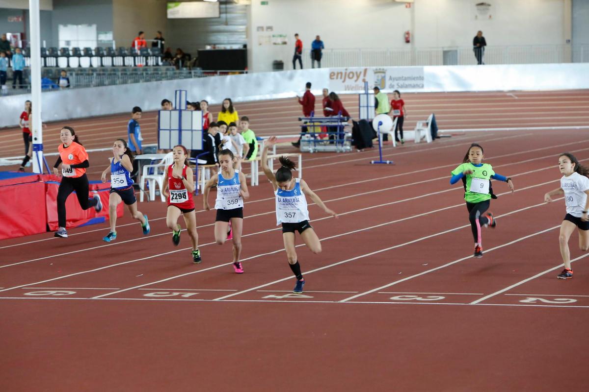 Imagen de una prueba en la final del atletismo escolar en pista cubierta.