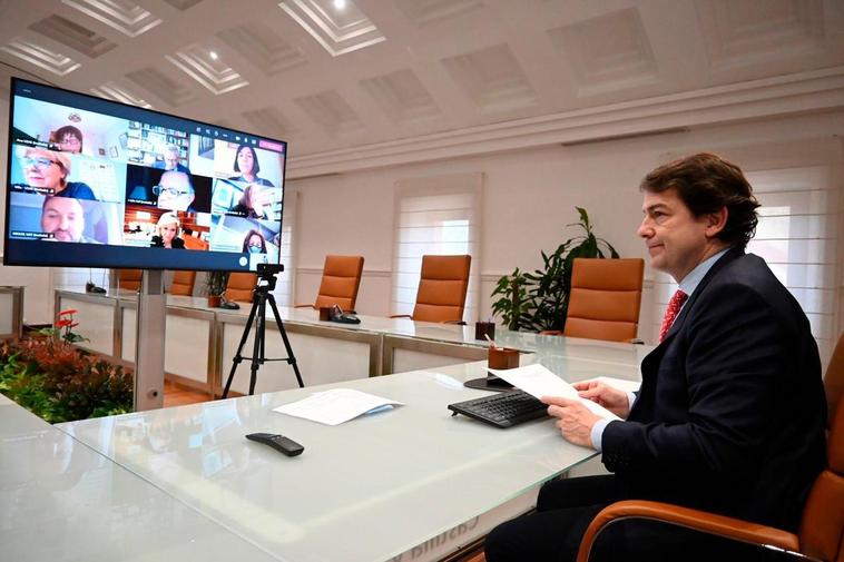 Fernández Mañueco, durante la reunión telemática con organizaciones sindicales.