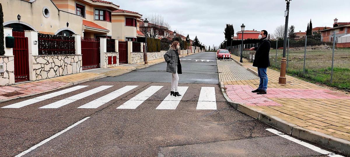 Marta Labrador y David Mingo en la zona que se va a renovar.