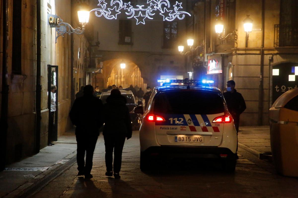 Policía Local patrullando por las calles de Salamanca.