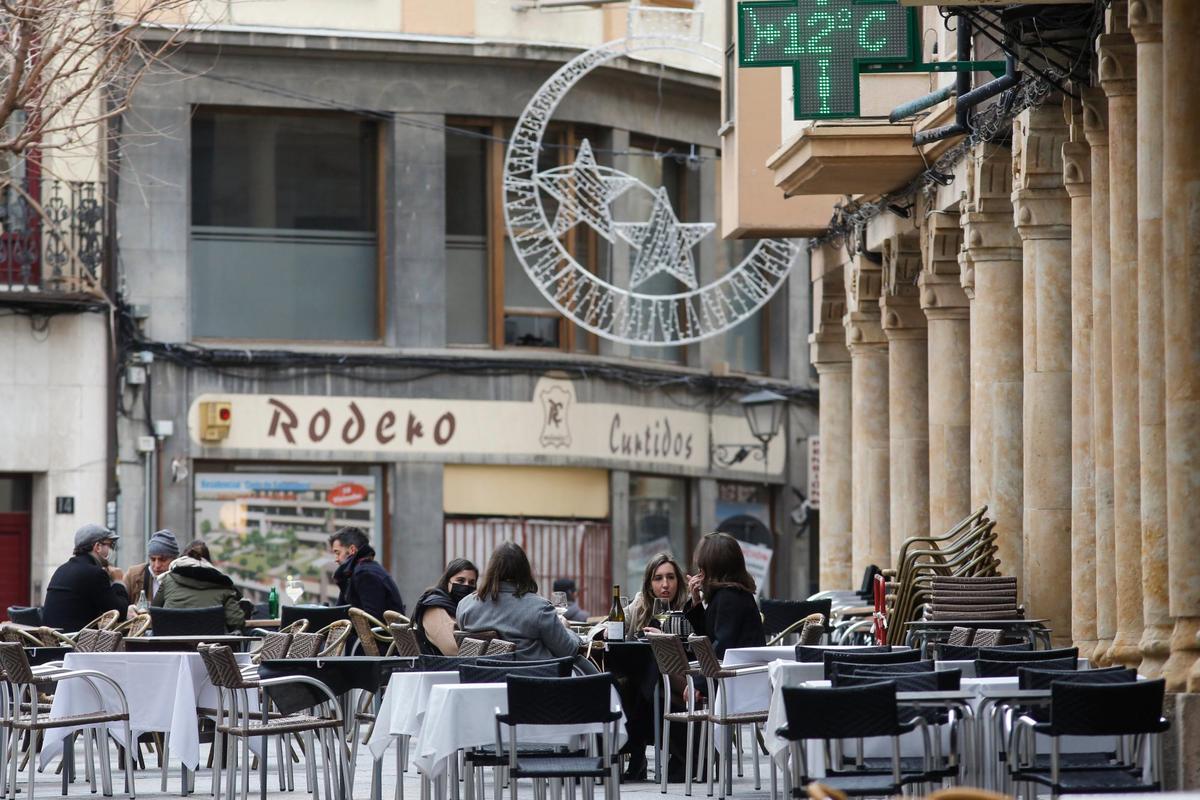 Salmantinos en las terrazas del centro de Salamanca este miércoles.