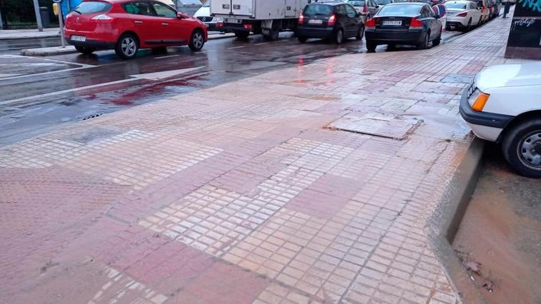 Agua procedente del reventón, en la avenida de San Agustín.