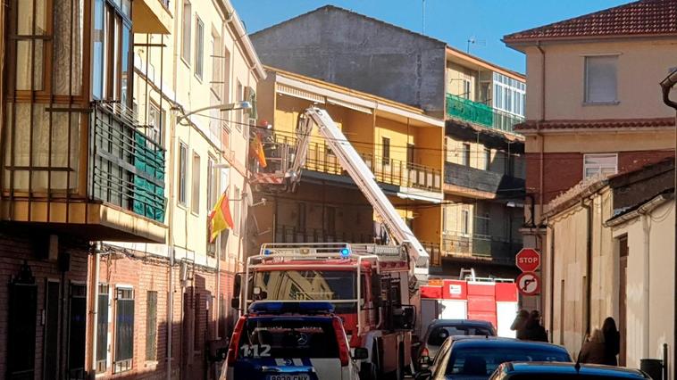 Bomberos del Parque Comarcal de Ciudad Rodrigo rescatan a una mujer que quedó atrapada en su casa por el humo.