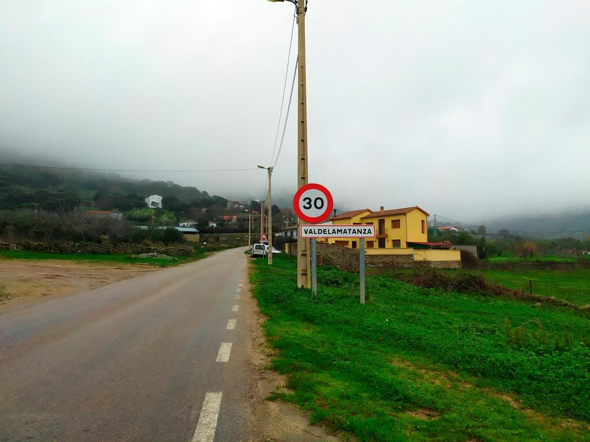 Imagen del acceso al casco urbano de Valdelamatanza.