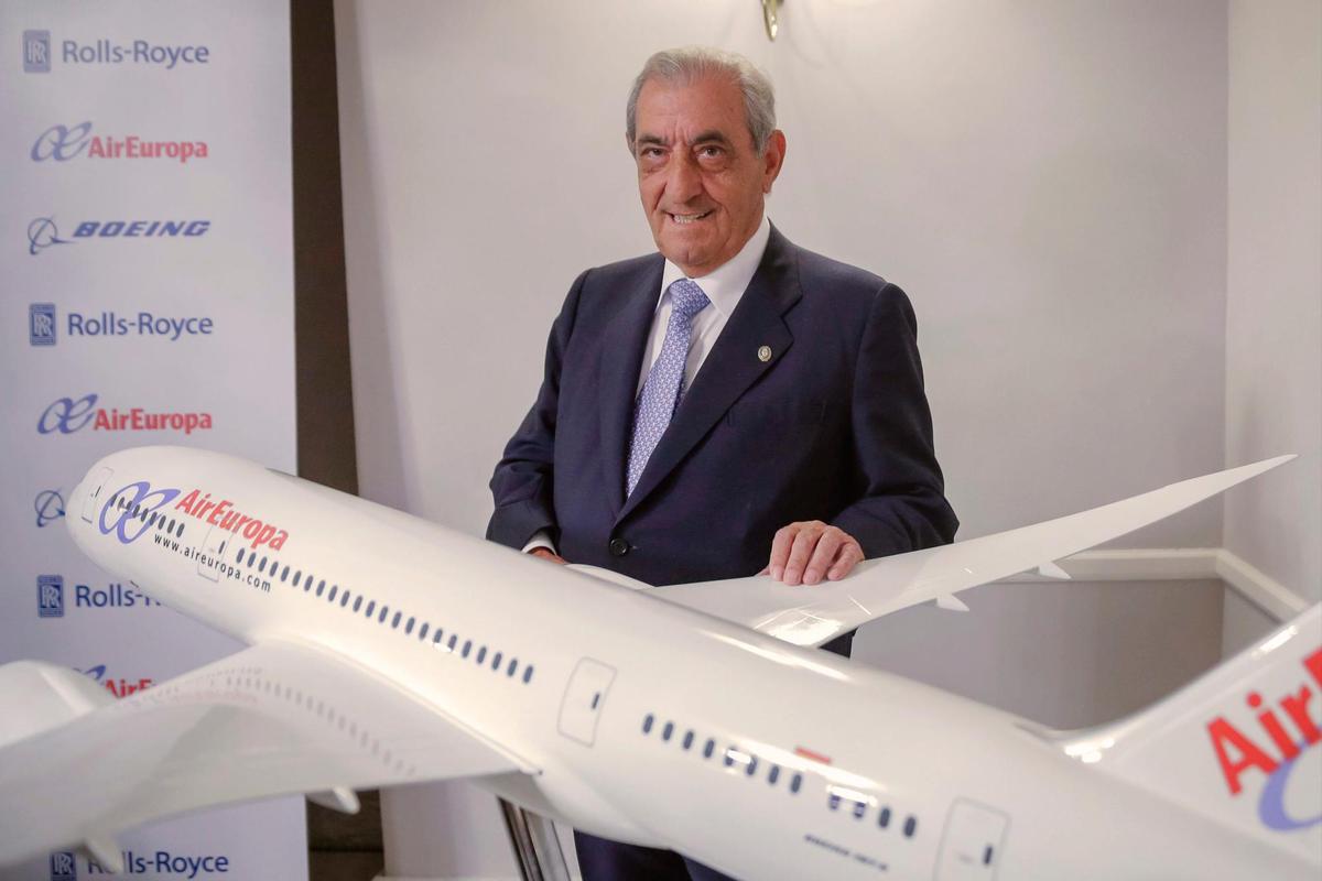 Juan José Hidalgo, ante una maqueta de un avión de Air Europa.