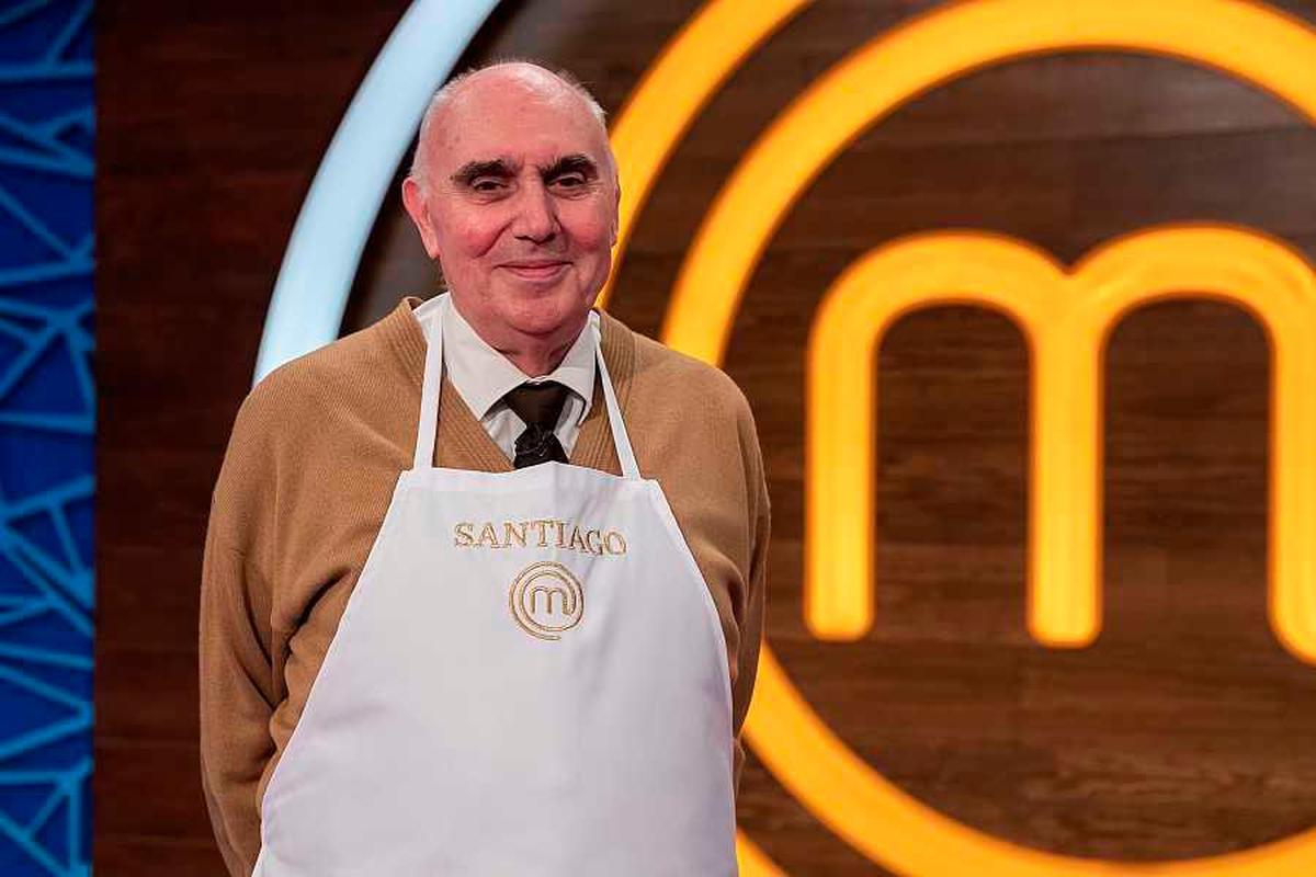 Santiago Aramendi posa con el delantal de MasterChef durante su participación en el talent.