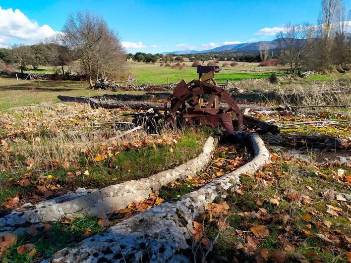 Imagen de una de las norias con el canal de piedra para la salida del agua aún visible, que aún pueden encontrarse en la ribera del río Corneja en Navamorales.