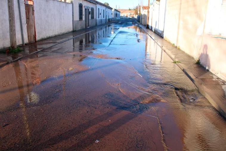 Imagen de la calle Juan Manso, completamente inundada.
