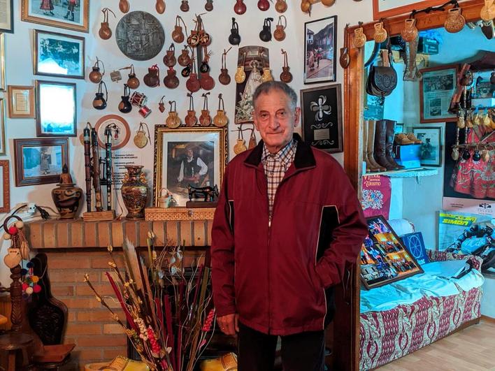 “Poldo” en su casa en Mogarraz, convertida prácticamente en un museo que narra su historia.