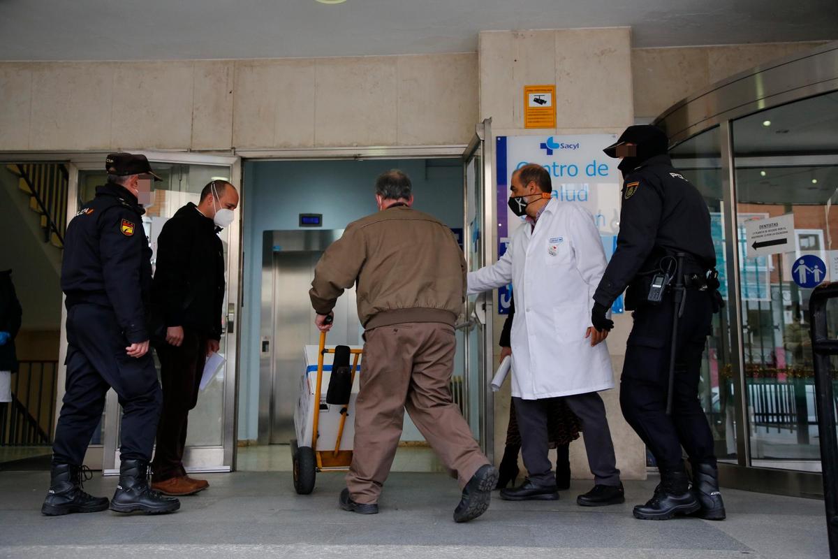 Llegada de las vacunas al centro de salud de San Juan.