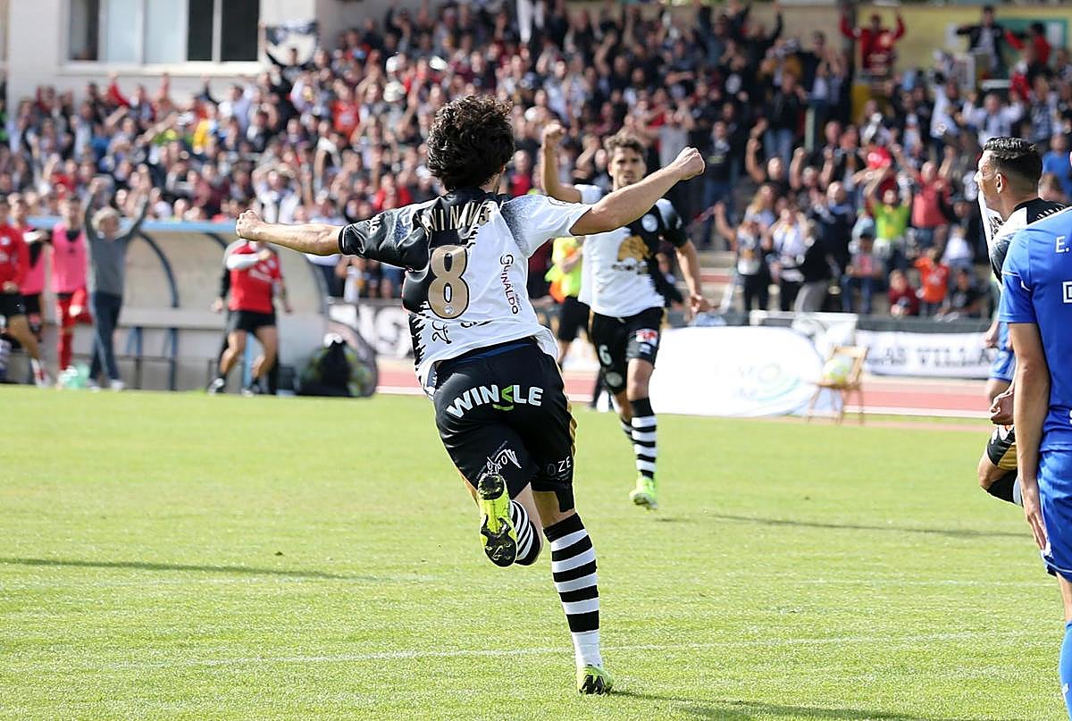 Javi Navas celebra un gol con el Unionistas