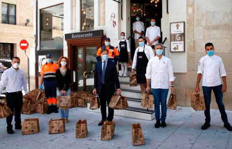 El alcalde de Salamanca, Carlos García Carballo, y la teniente de alcalde, Ana Suárez, recibieron los 150 menús solidarios que fueron a Cáritas y Proyecto Hombre.