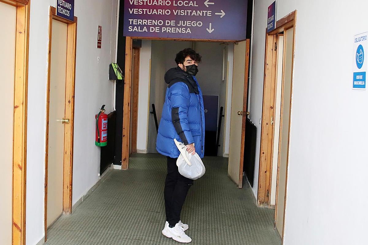 Javi Navas entrando en el Helmántico en sus primeras horas como jugador del Salamanca.