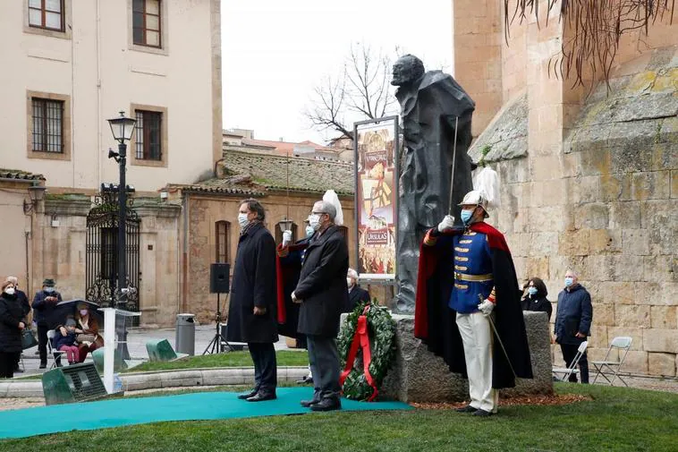 El alcalde Carlos García Carbayo y Francisco Blanco Prieto en la ofrenda a Unamuno