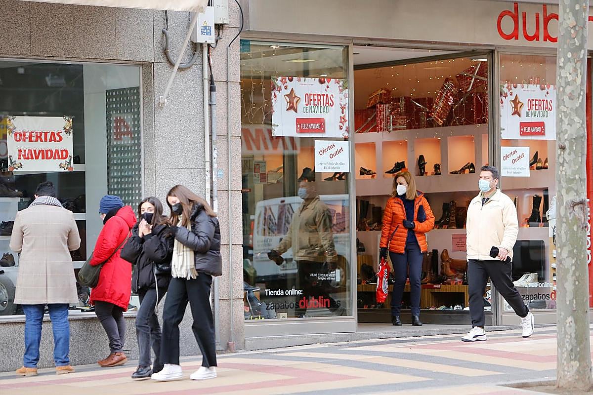Ofertas de Navidad en algunas tiendas de calzado de la ciudad.